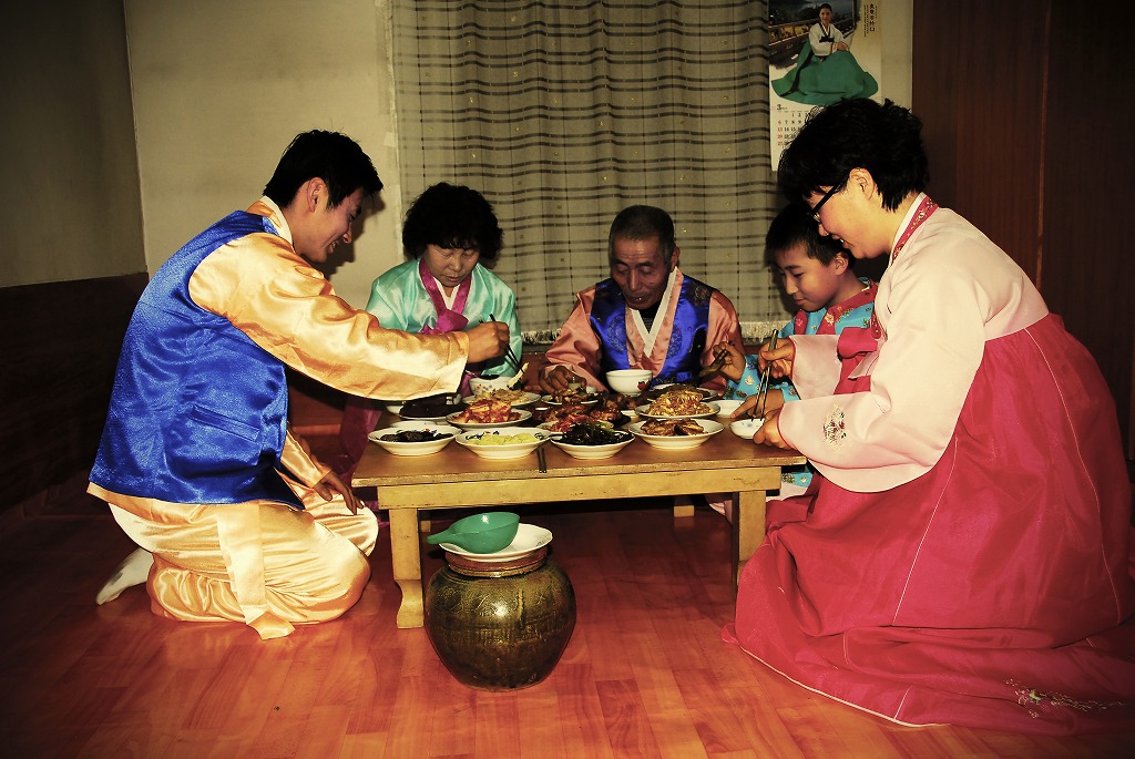 “小年”（农历腊月最后一天）晚上，朝鲜族人全家吃年夜饭.jpg