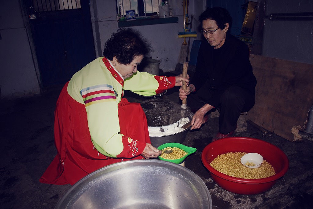 朝鲜族人民在“小年”（农历腊月最后一天）这天用手磨制作豆腐，以备年夜饭食用.jpg
